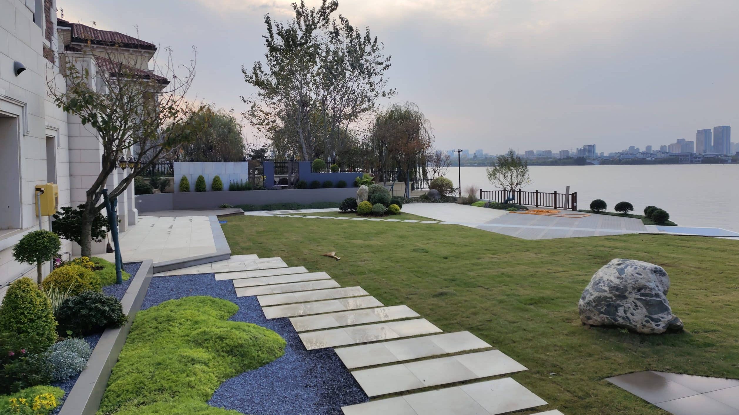 膠州庭院設(shè)計(jì)實(shí)景|青島.萬(wàn)豪白鷺島1100㎡現(xiàn)代簡(jiǎn)約花園