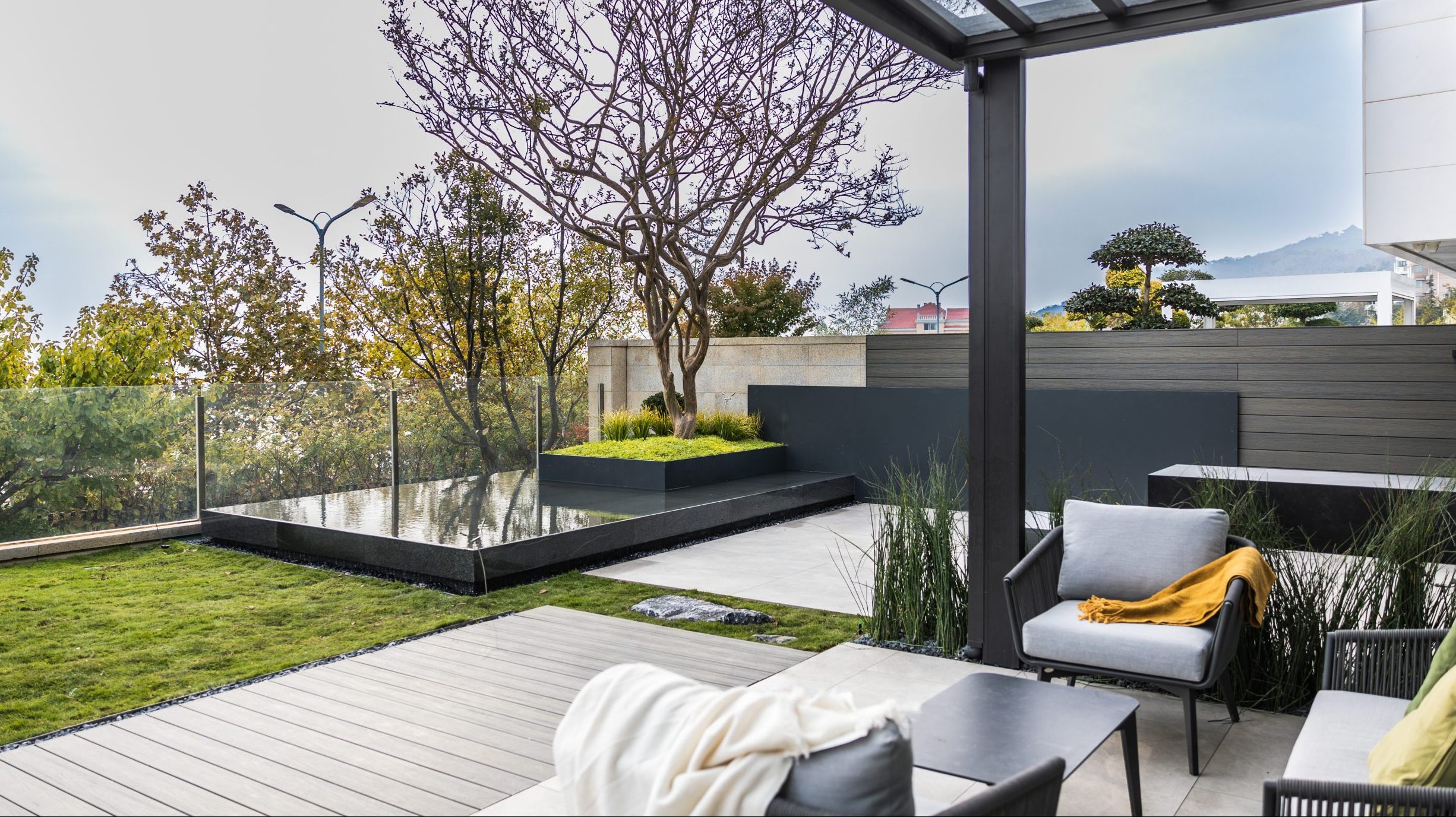 嶗山區(qū)花園設(shè)計(jì)實(shí)景|青島.依云小鎮(zhèn)羅曼200㎡現(xiàn)代簡(jiǎn)約花園