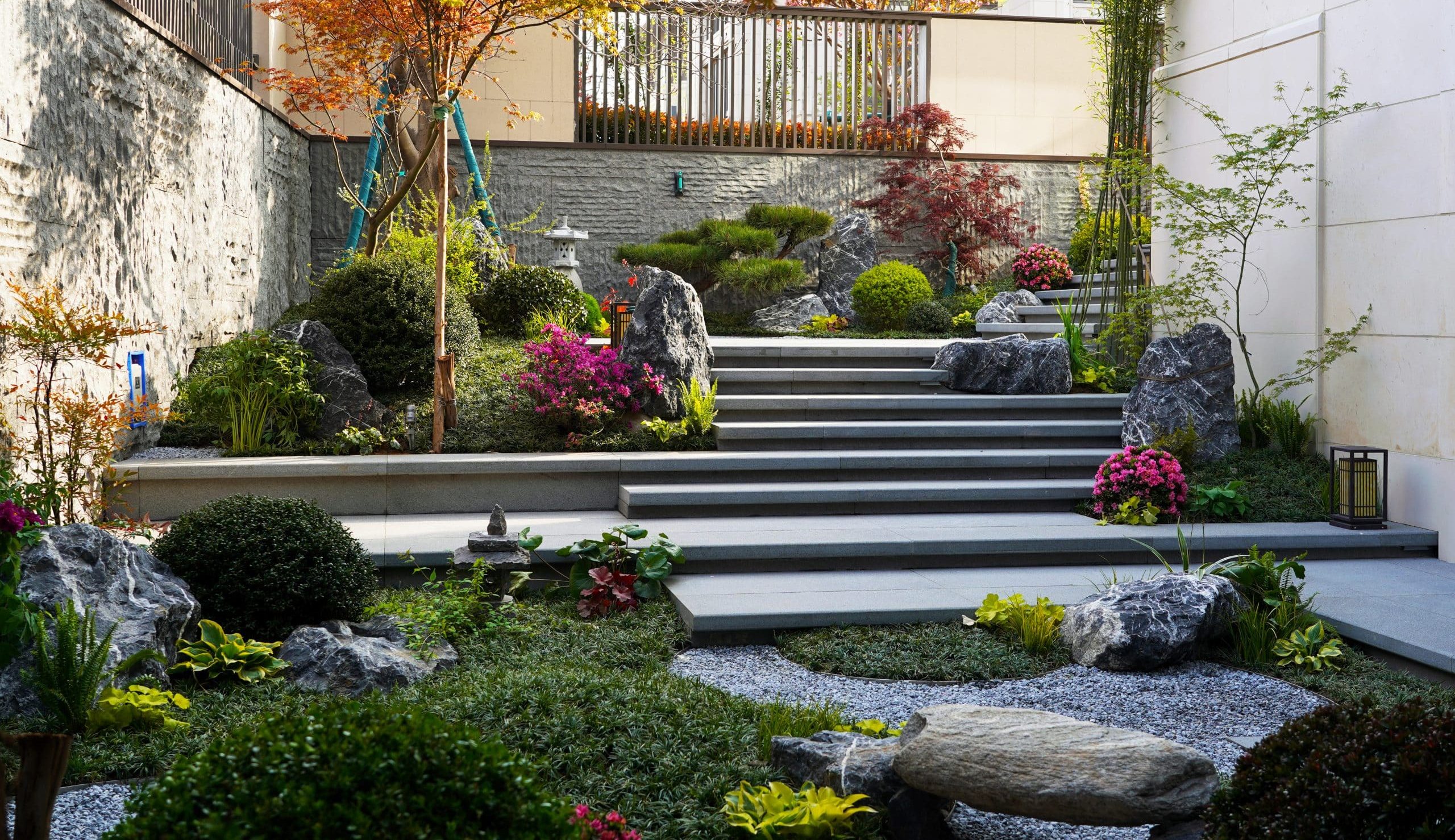 李滄區(qū)庭院設(shè)計(jì)施工實(shí)景|青島.綠城云棲207㎡現(xiàn)代自然花園