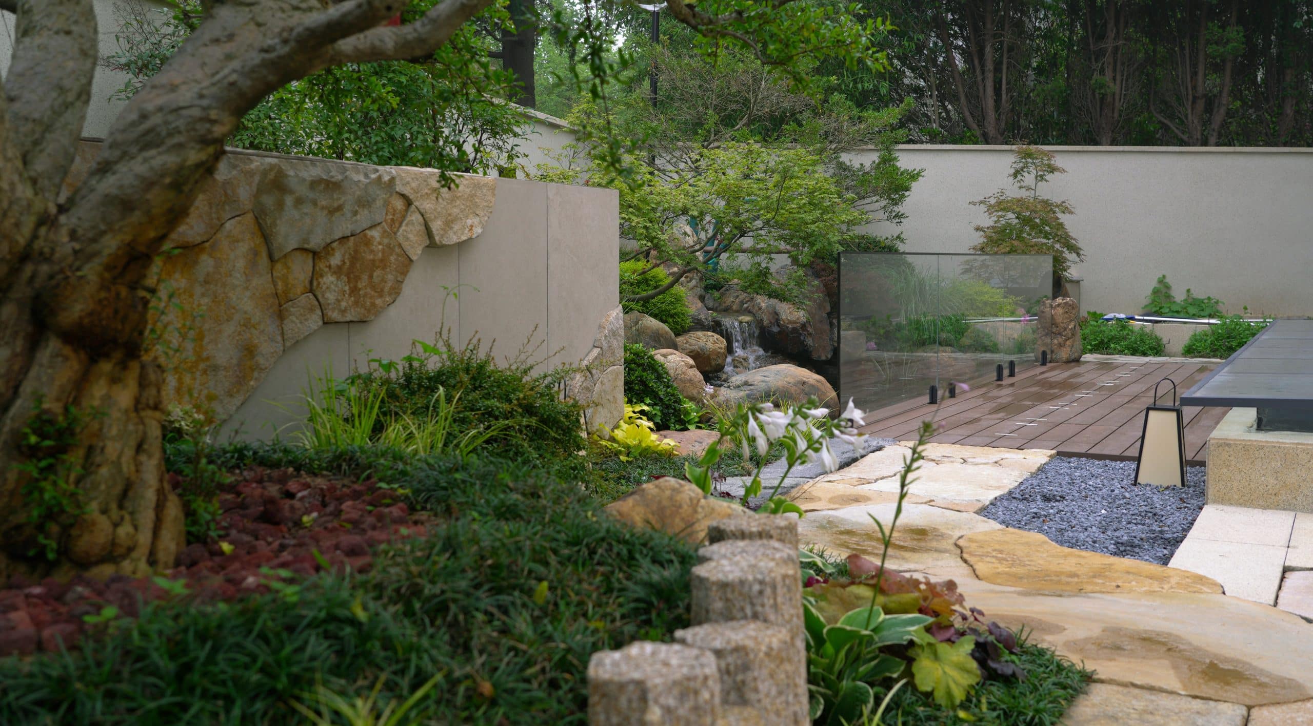 嶗山區(qū)花園設(shè)計(jì)施工實(shí)景|240㎡現(xiàn)代自然庭院-金海灣